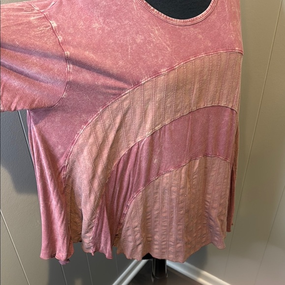 Tea n Rose Women’s Medium Pink Textured Short Sleeve Top - Picture 4 of 6